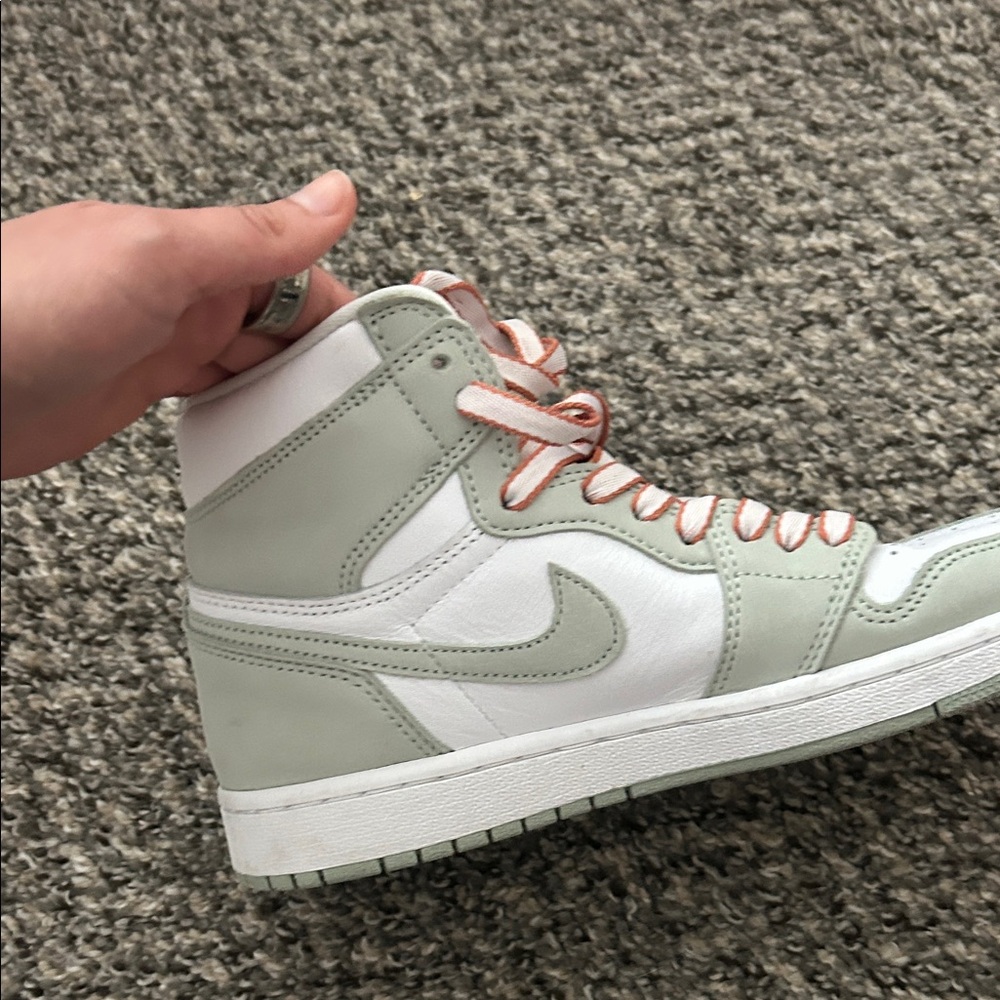 Women’s Nike Air Jordan 1 High Top (Seafoam) 7.5 - Picture 7 of 9